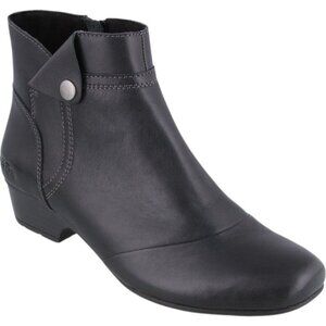 TAOS shoes "Oh Snap" black leather low heel ankle boot Women's Size 6 New in Box